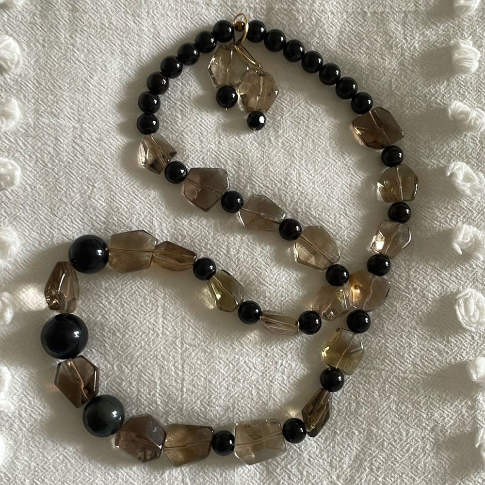 Necklace and earrings set.